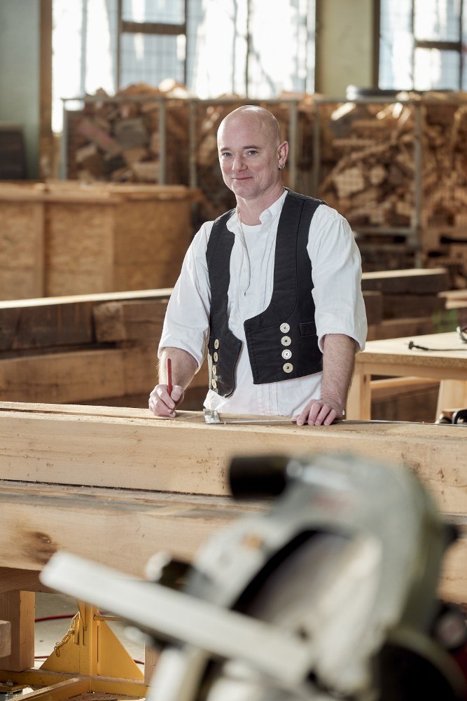 Zimmerermeister Nils Kajak in Fachwerkkonstruktion